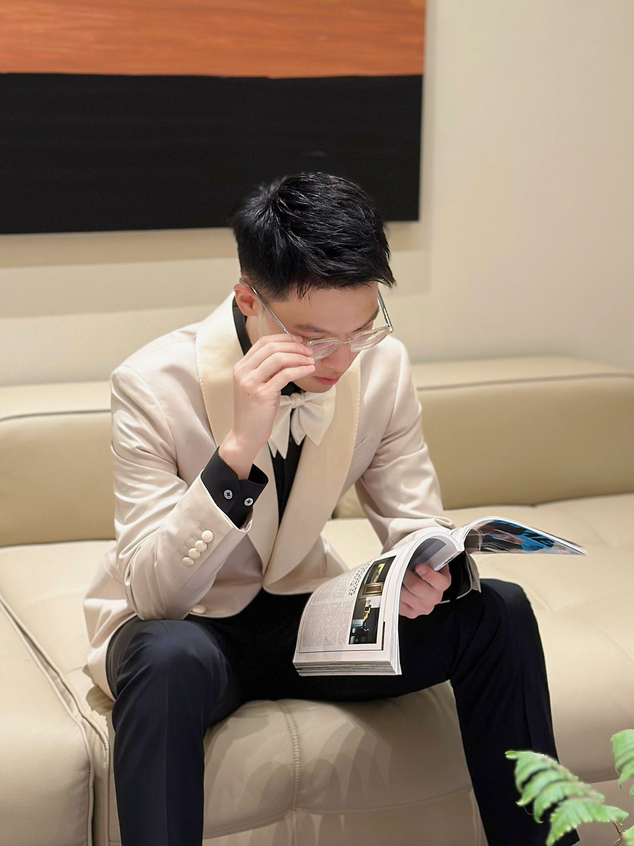 毫无抵抗力的白色西装 黑衬衫