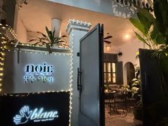 -Noir. Dining in the Dark