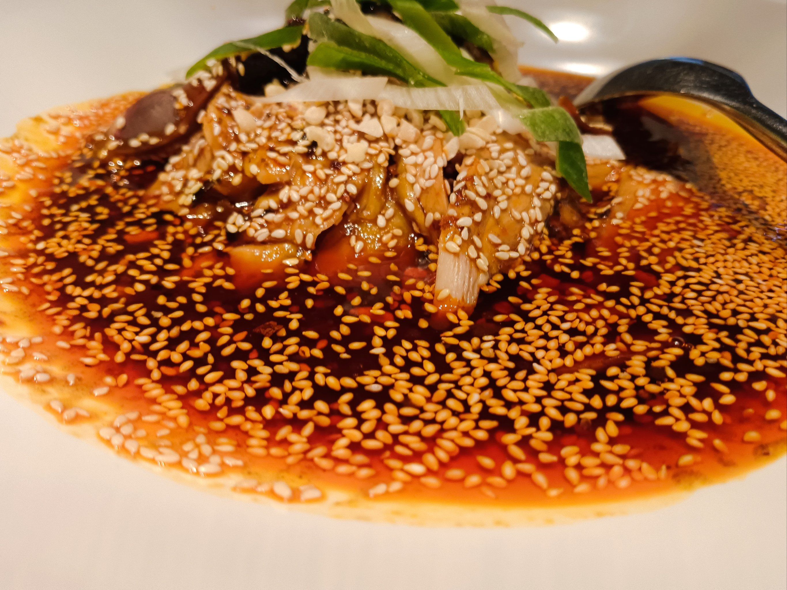 n宫保虾球:川菜特色菜肴,经典宫保口感,麻辣酸甜,鲜香脆嫩
红油鸡片