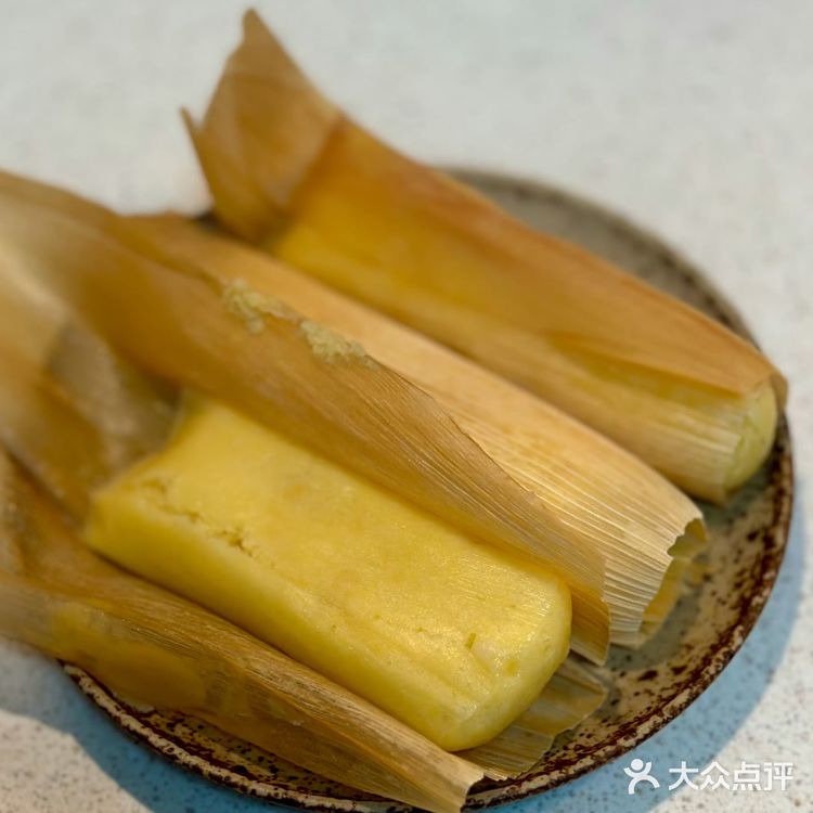 煎牛排配芦笋和蘑菇，煎虾仁沙拉，主食吃玉米粑粑