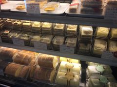 面包甜点陈列柜-红宝石·鲜奶小方·海派西点房(金杨店)