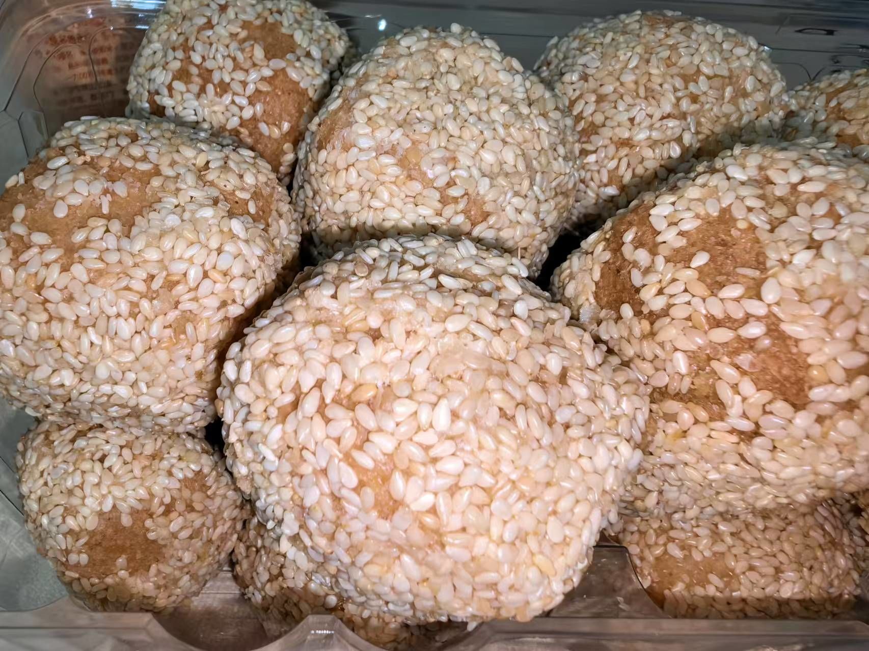 蓼花糖是陕西三原县的特产,主要原料是糯米,呈球状,外层裹满了白芝麻