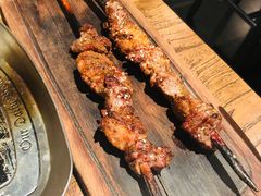 红柳羊肉串-阿里家·新疆烤肉酒場 by MIG