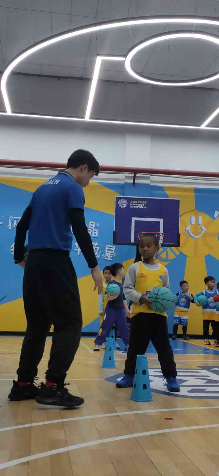 华蒙星篮球俱乐部(芳村壹号校区)-"儿子从大班开始就在这里学篮球