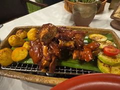 个旧碳烤猪蹄配土豆-泓0871臻选云南菜·味庄