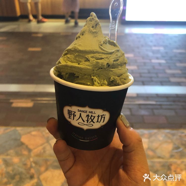现在一身道服都敢来合生汇了野人牧坊的芝士乳酪太甜了