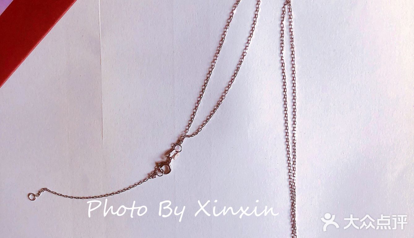 款式：中间主石是海蓝宝石，外面一圈钻石