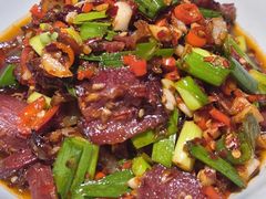 大蒜炒腊牛肉-吃饭皇帝大土家民族菜(荟聚店)