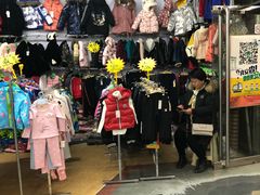 进门处服装店-京客隆超市(华安店)