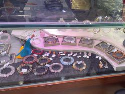 -灵彩珠宝(朗香街店)