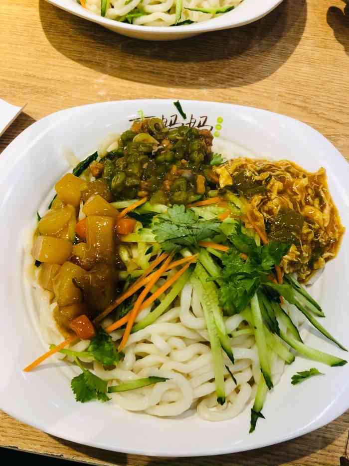 嘉翊61吉妈妈手擀面(马路湾店)-"坐位多,中午人多很噪杂.