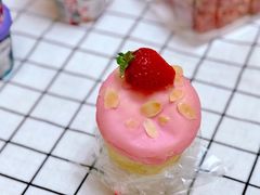 闪亮草莓奶油面包-多乐之日(和平伊势丹店)