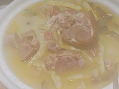 -帅巴人舅母子腊蹄民俗村