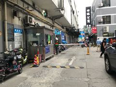 -沃尔玛上海田林店-地面停车场