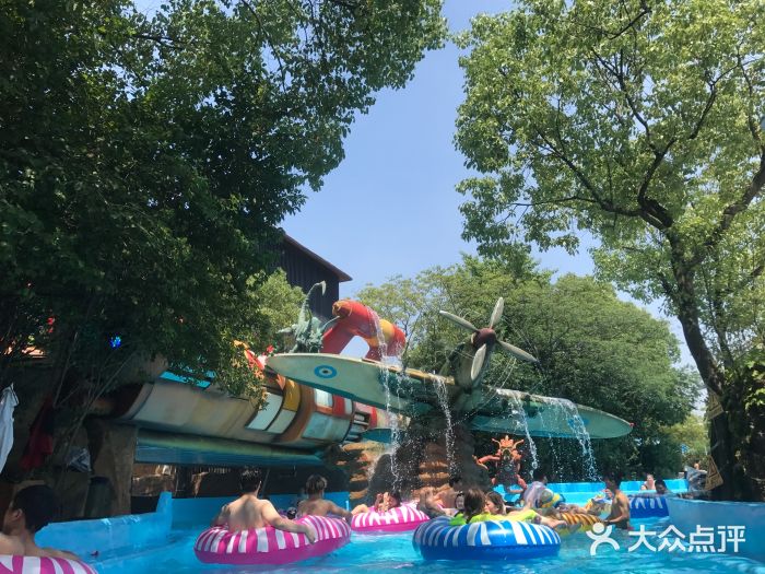 热带风暴水上乐园霹雳河图片