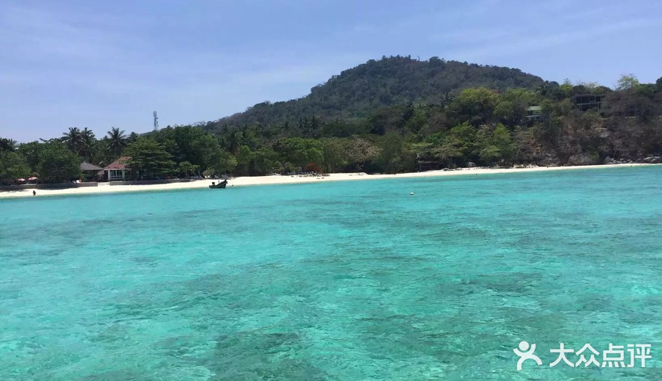 之前去普吉岛玩了一圈，美丽的沙滩，清澈湛蓝深绿的海水