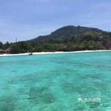之前去普吉岛玩了一圈，美丽的沙滩，清澈湛蓝深绿的海水