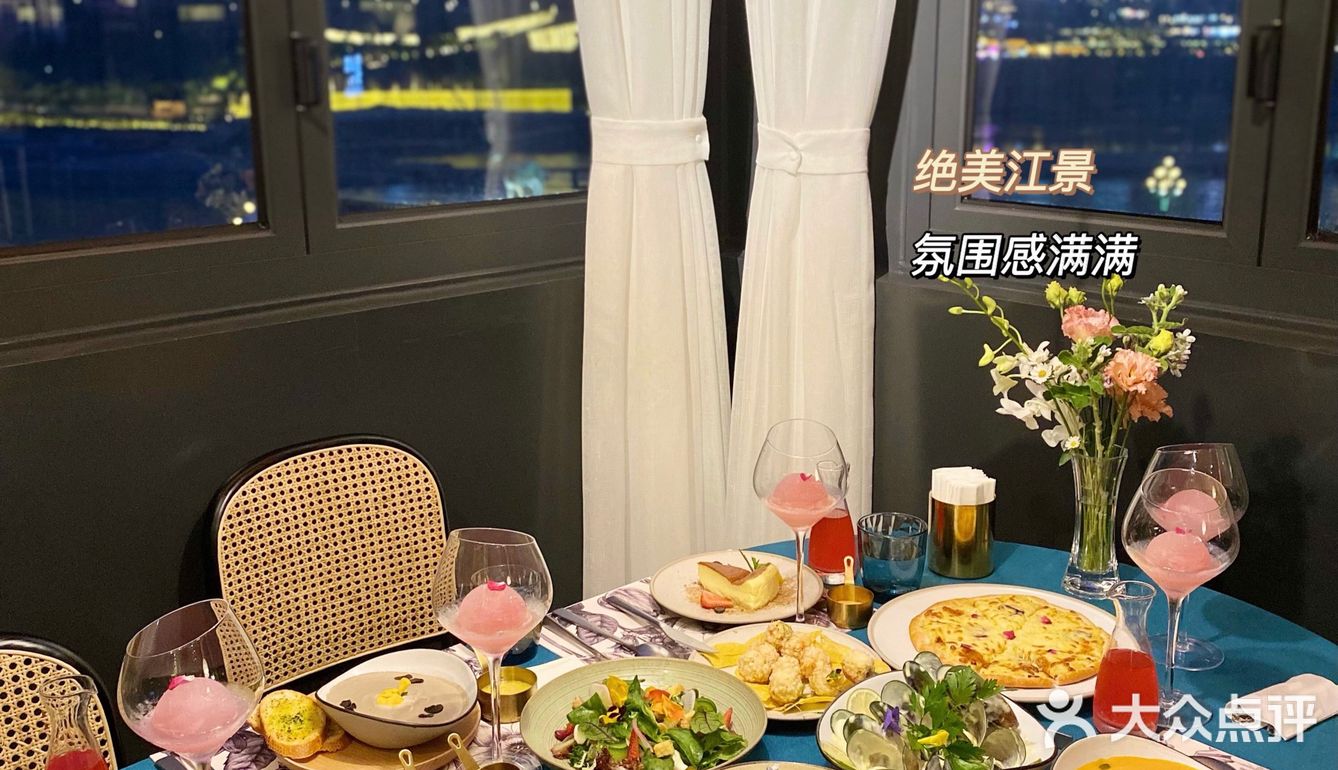 江景餐厅｜重庆竟然有在鲜花丛中品尝美食⁉️