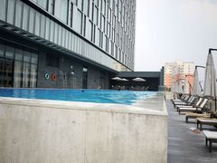 32露天游泳池-广州天河希尔顿酒店