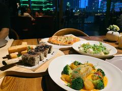 温热海鲜沙拉配牛油果-Mercato莫卡多露台餐厅与酒吧(K11店)