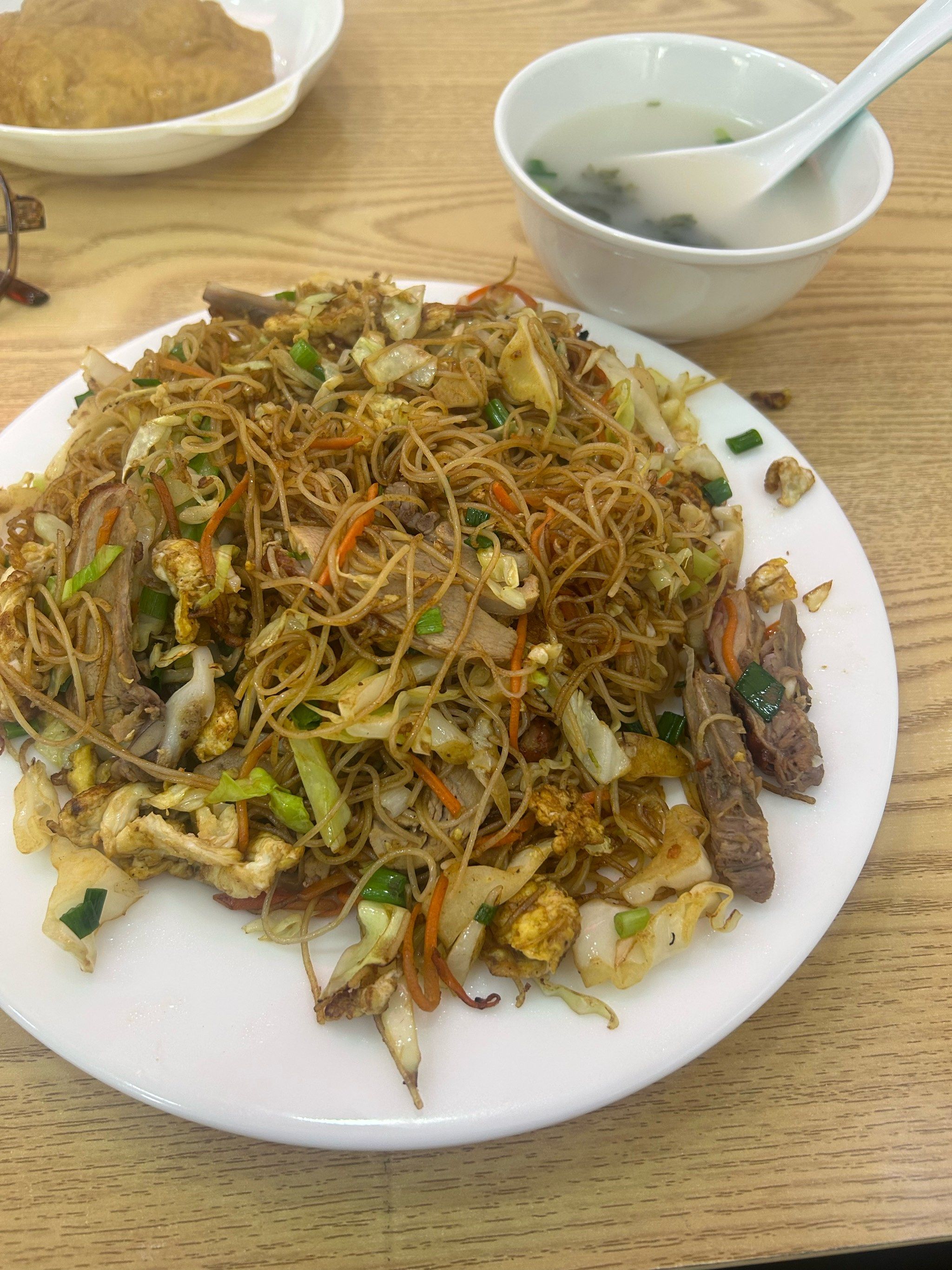 简简单单的鸭肉炒粉,一端上来就锅气十足