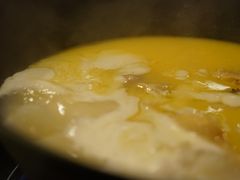 浓厚原只鸡煲花胶汤-鲜入围煮花胶鸡海鲜火锅