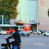 每次来，都有好多小孩儿坐在楼梯上看书