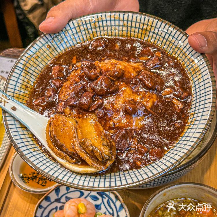 我又来吃蟹三宝啦‼️下雨天的中午竟然还排队