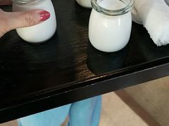 进门就有服务员端来椰奶-三亚湾海居铂尔曼度假酒店