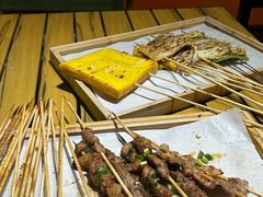 -山野的朋友露营炭火烤肉