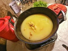 浓厚原只鸡煲花胶汤-鲜入围煮花胶鸡海鲜火锅