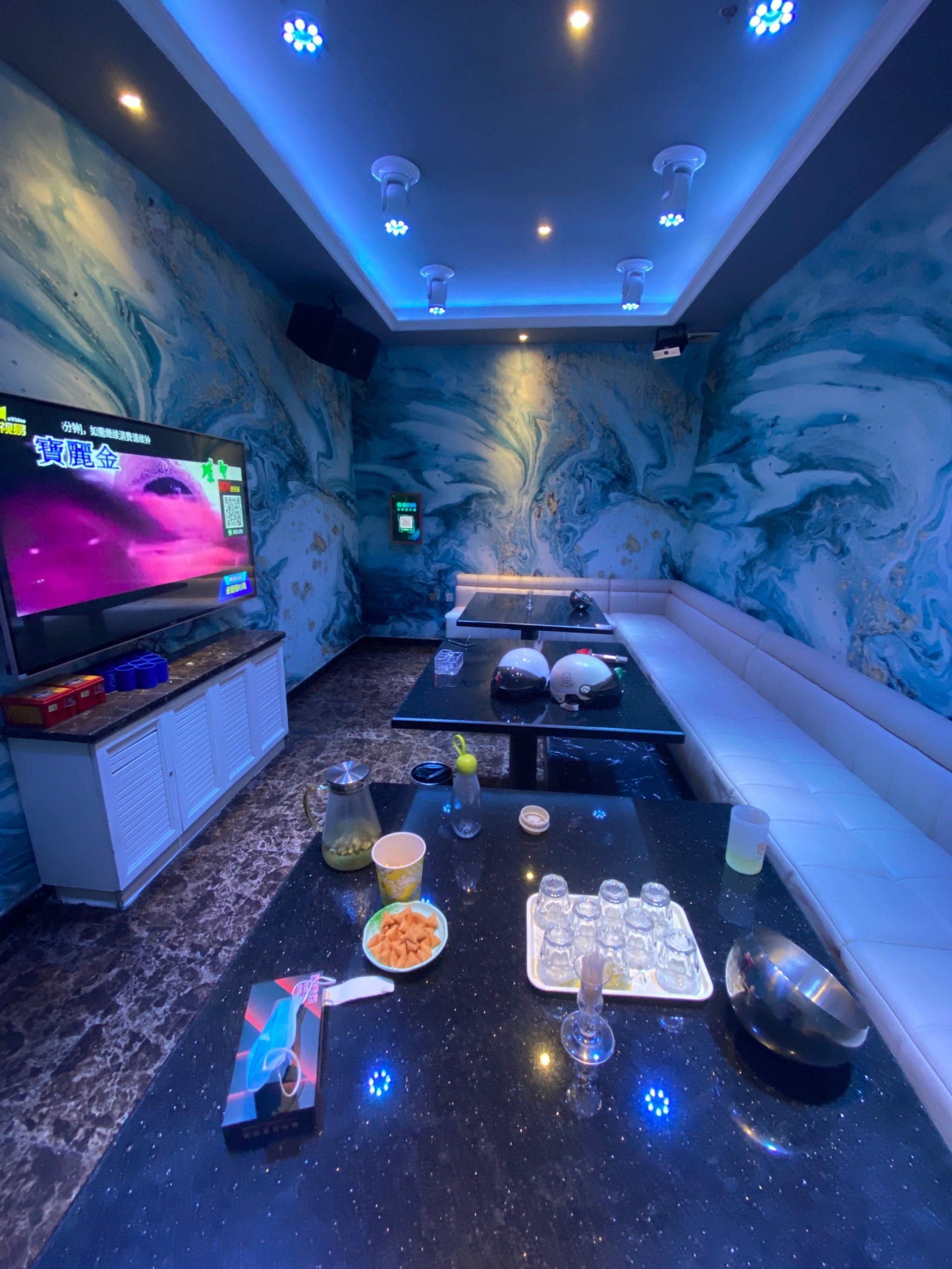 离家不远,就约了工作日来唱下

可能我遇到过卫生条件更差的ktv