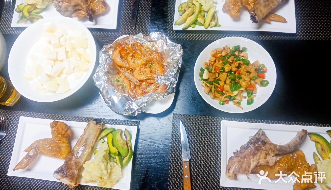 八成熟，将二荆条切断下锅翻炒。☞烤肋排和烤鸡翅