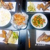 八成熟，将二荆条切断下锅翻炒。☞烤肋排和烤鸡翅