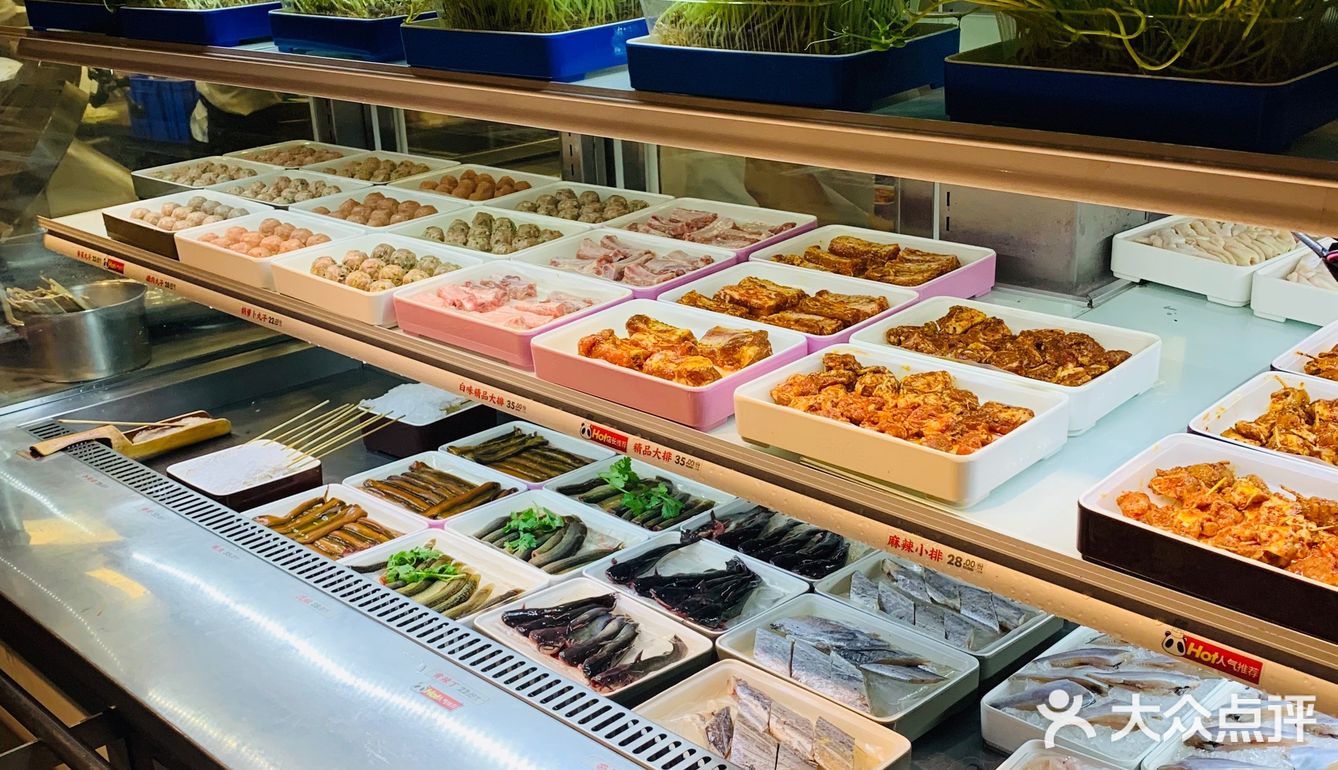 自带一道菜的量。拿个手环明档自选涮品，品种很齐全