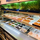 自带一道菜的量。拿个手环明档自选涮品，品种很齐全