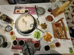 -洪氏嗨捞·广东猪肚鸡·椰子鸡火锅(西咸万象城店)