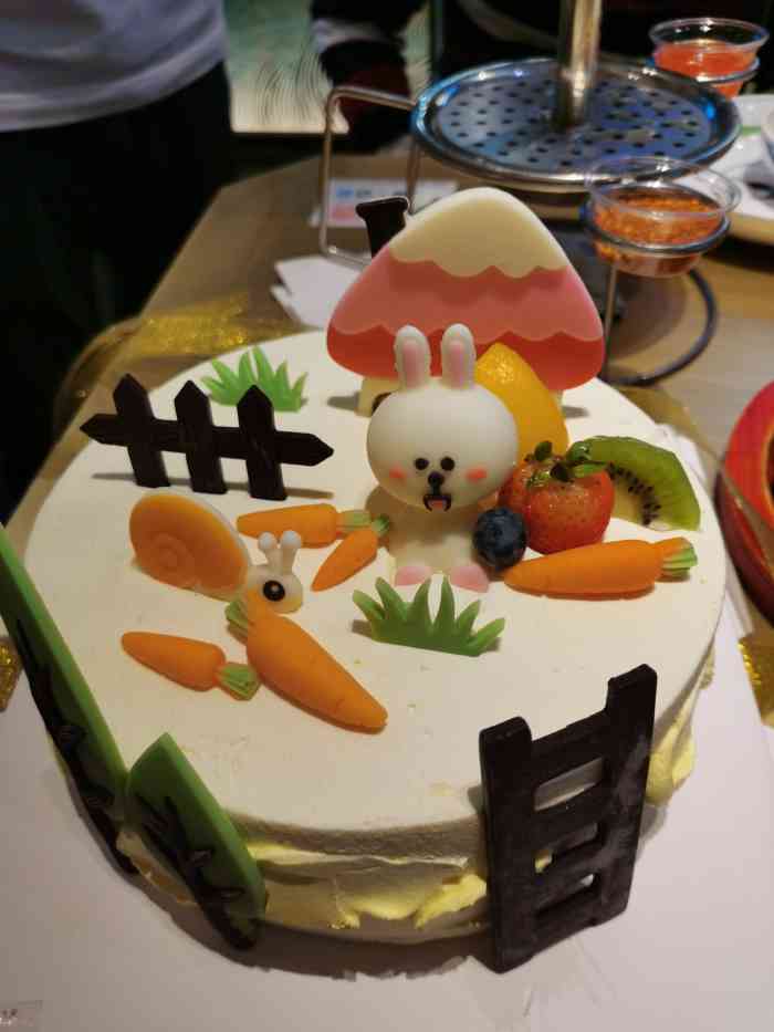 孩子过生日,问他要什么样子的蛋糕,要不要再定个元祖的小兔子蛋糕,他