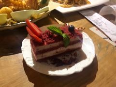 草莓红丝绒蛋糕-盘炉forenza·云贵川融合小食堂 ( 钟楼中柳巷店)