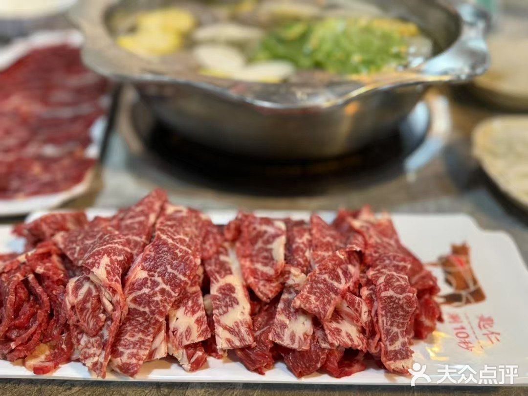 发现一家吃牛肉火锅的宝藏之地。牛肉都是现点先切