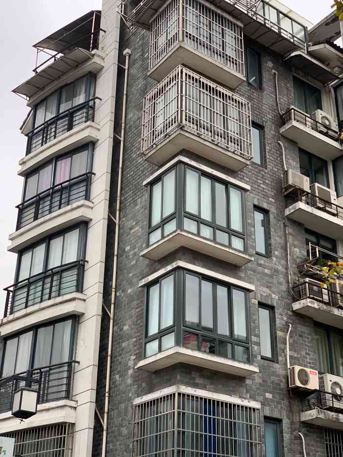 莲花庄小区-"莲花庄小区因为莲花庄公园而得名.大概是0.