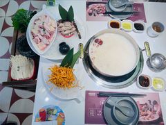 -洪氏嗨捞·广东猪肚鸡·椰子鸡火锅(西咸万象城店)