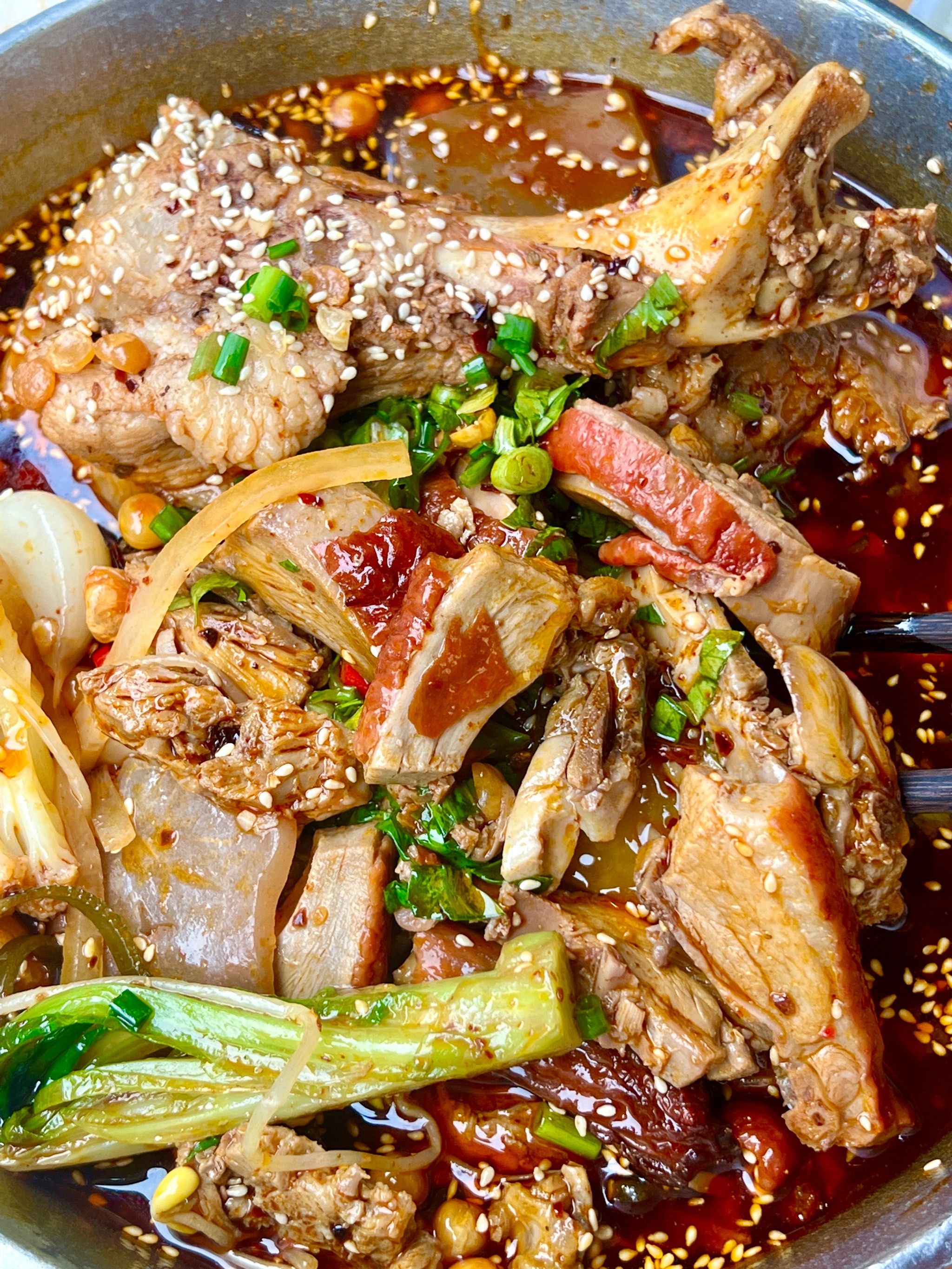 感受烟火气

他家的冒烤鸭真好吃,现烤的鸭子➕冒菜