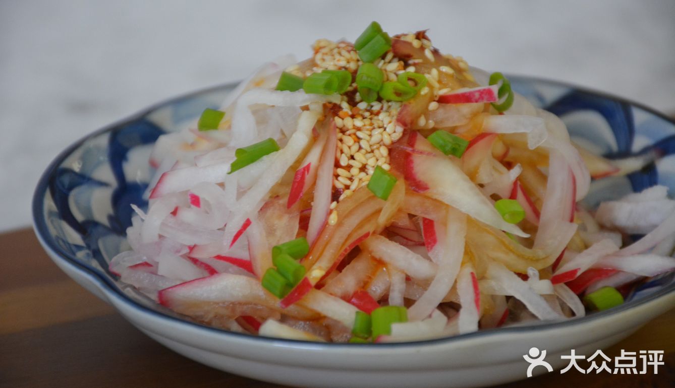 萝卜丝 冬天菜市场不到6点就已经亮起了路灯