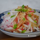 萝卜丝 冬天菜市场不到6点就已经亮起了路灯