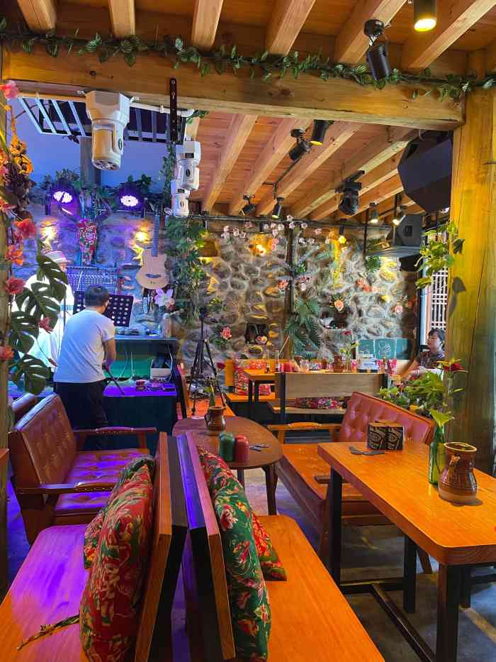 在大理古城里面的一家小酒吧它其实有好几家店呢其中一家店看到了这个
