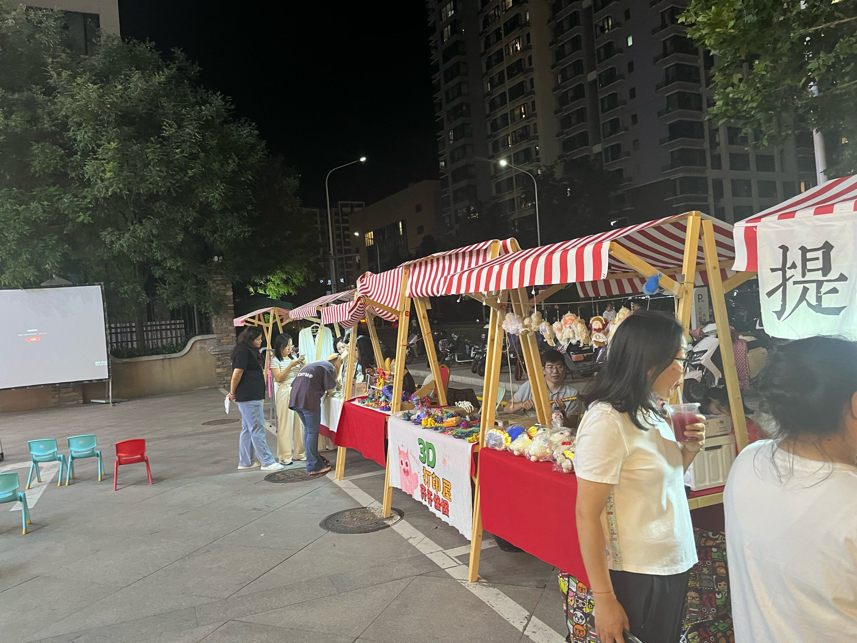 摆摊儿玩儿的那种,没有什么烟火气
很干净,很整洁
小夜市不大,以
