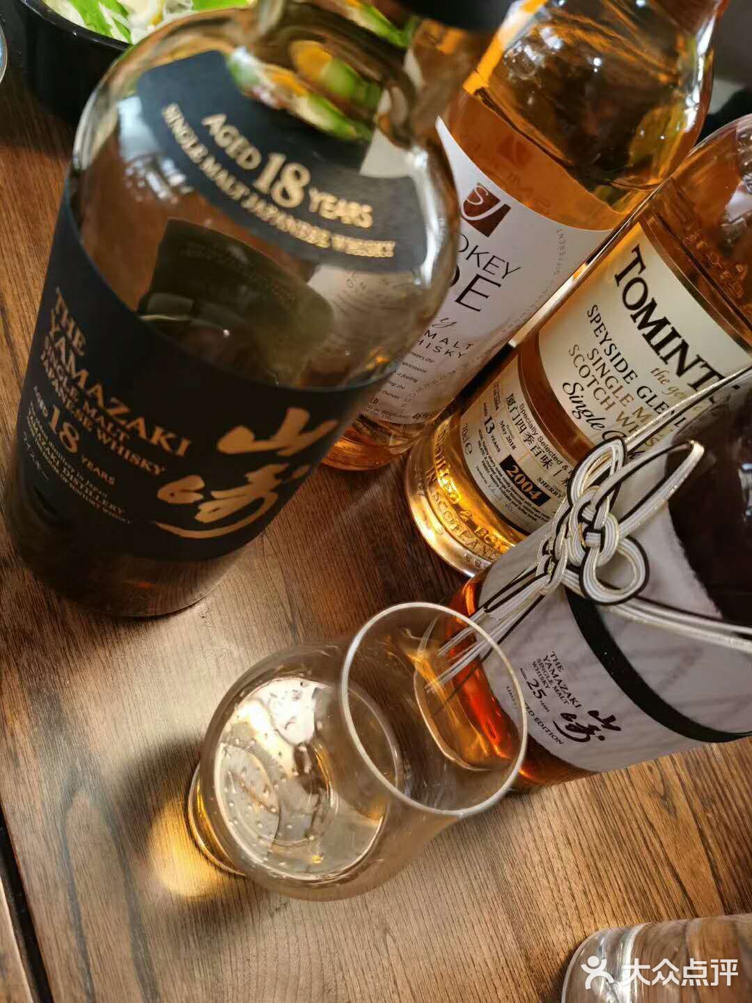 这是一款为三得利创立100周年而上市的威士忌