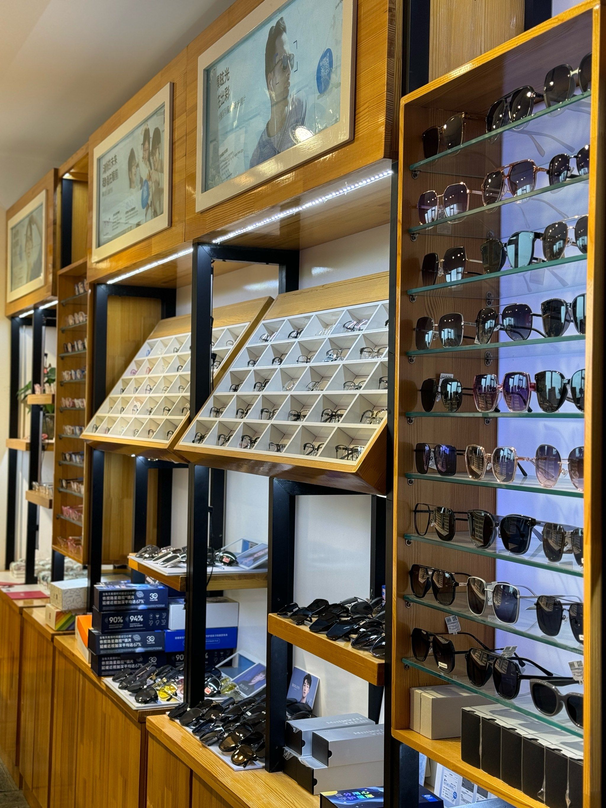 今日打卡时尚眼镜店