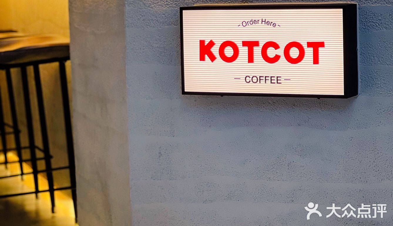 ‼️门前坐满了人晒太阳喝咖啡丨街边的咖啡店